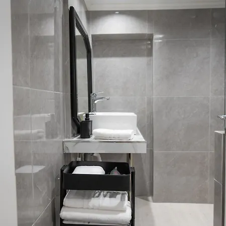 Homes 1 & 2 - Cozy Urban In The Heart Of * Kos-stad