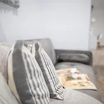 Homes 1 & 2 - Cozy Urban In The Heart Of شقة