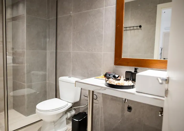 Homes 1 & 2 - Cozy Urban In The Heart Of * コス・タウン